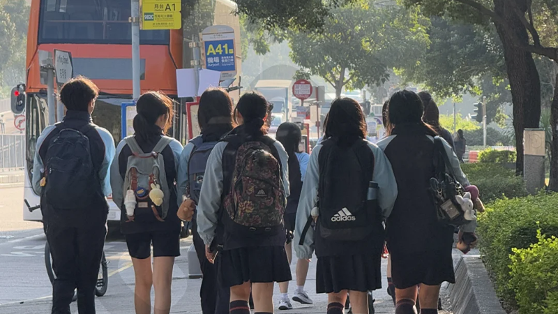 放学背影