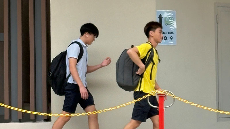 香港学生上学路上